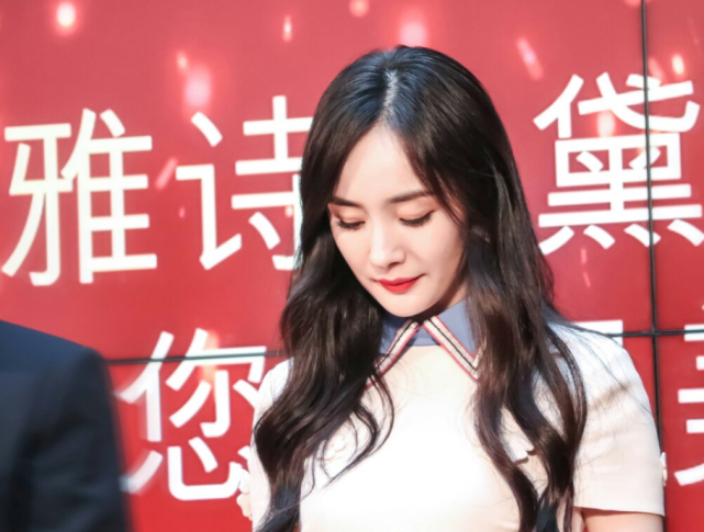2021年女明星人气排行榜中杨紫依然表现不俗,童星出道的她有着无可