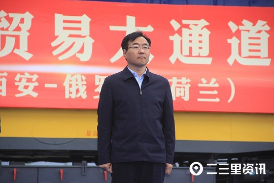 首发式上,汉中市委副书记,市长钟洪江宣布发车令.