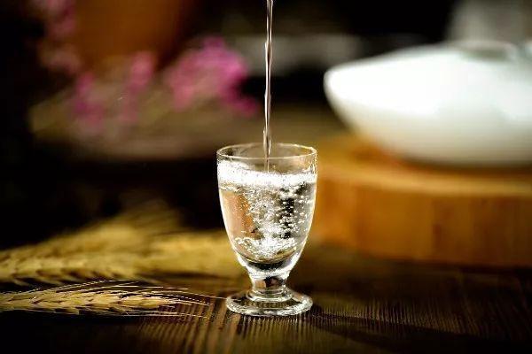 每天小酌一杯白酒对身体有益吗 长期这样,可能会有六个变化