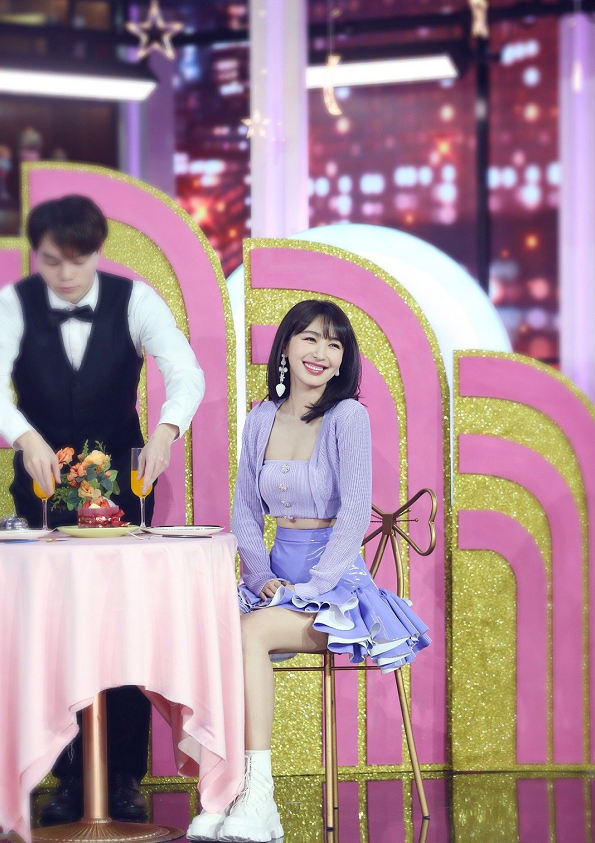 李菲儿录制新综艺,穿"露胃装"秀小蛮腰,难怪杨颖会吃醋