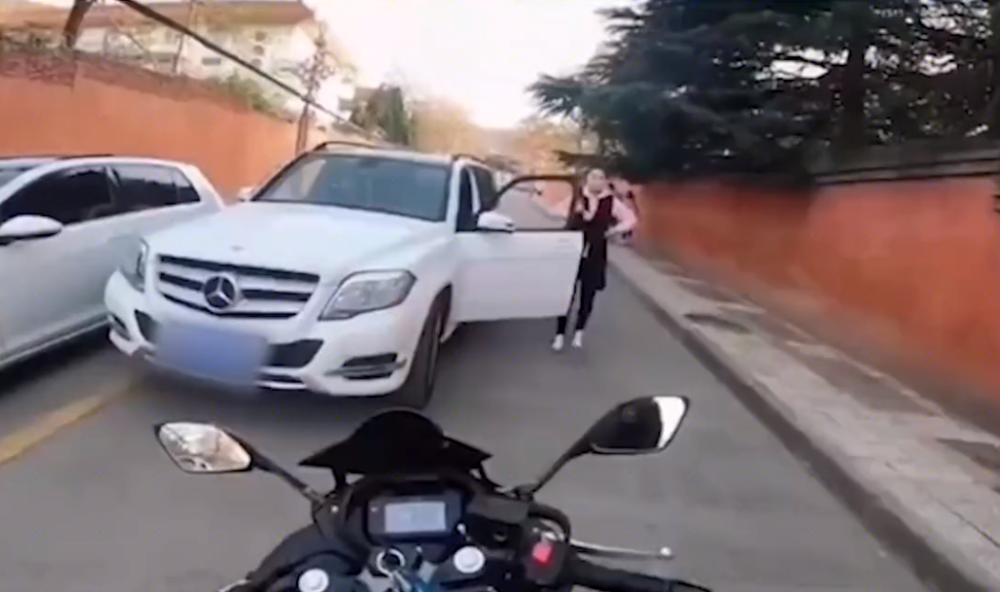 陕西一奔驰车逆行被摩托车挡路,女司机下车狂怼:逆行关你啥事