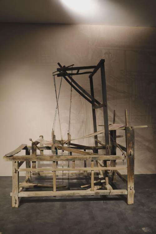 博物馆的民俗展厅里,静静地陈列着一架从乡下征集来的老式手工织布机