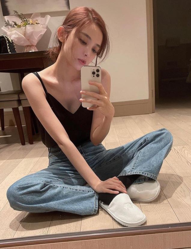 娜扎深夜晒美照,秀坐地上自拍,火辣身材好抢镜