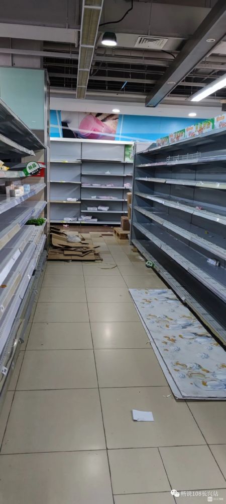 长兴这家大超市关门了?货架空荡荡,剩下的东西5折清仓