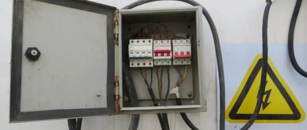 带电线头接触到配电箱箱门上,同时配电箱的外壳未采取接地保护,造成