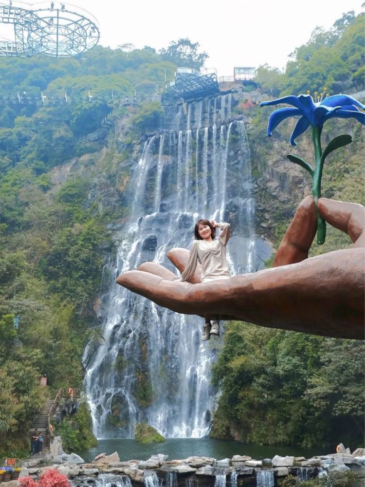 拈花之手绽放于古龙大峡谷之间 以瀑为幕山水环绕与通天神掌相呼应