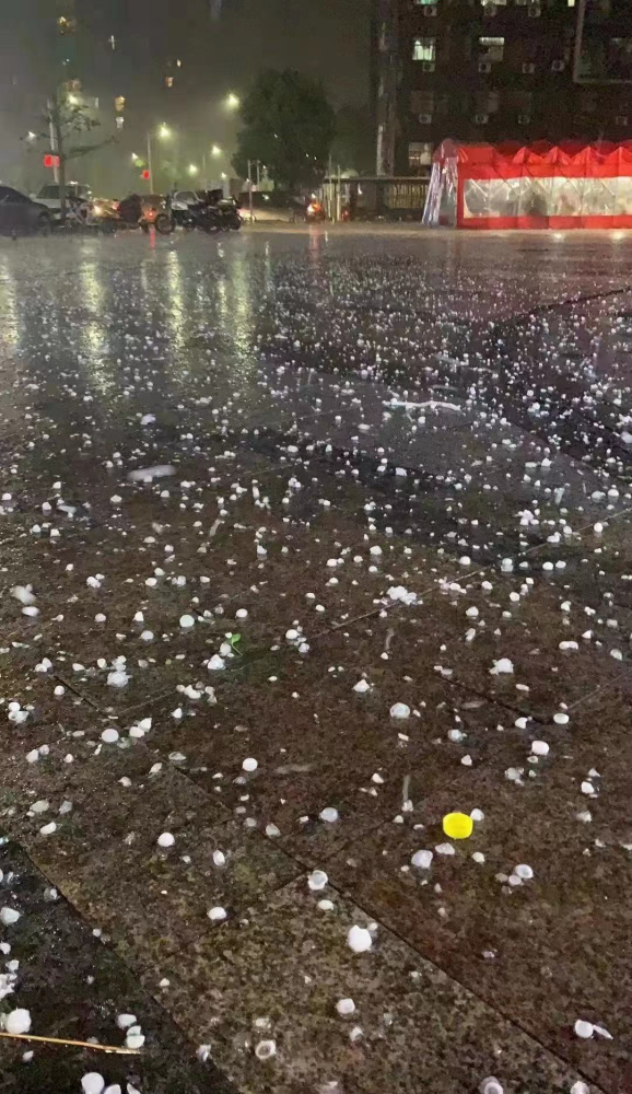 九龙湖狂风暴雨,下拇指般大的冰雹,南昌南部这冰雹中,有的甚至有鸡蛋