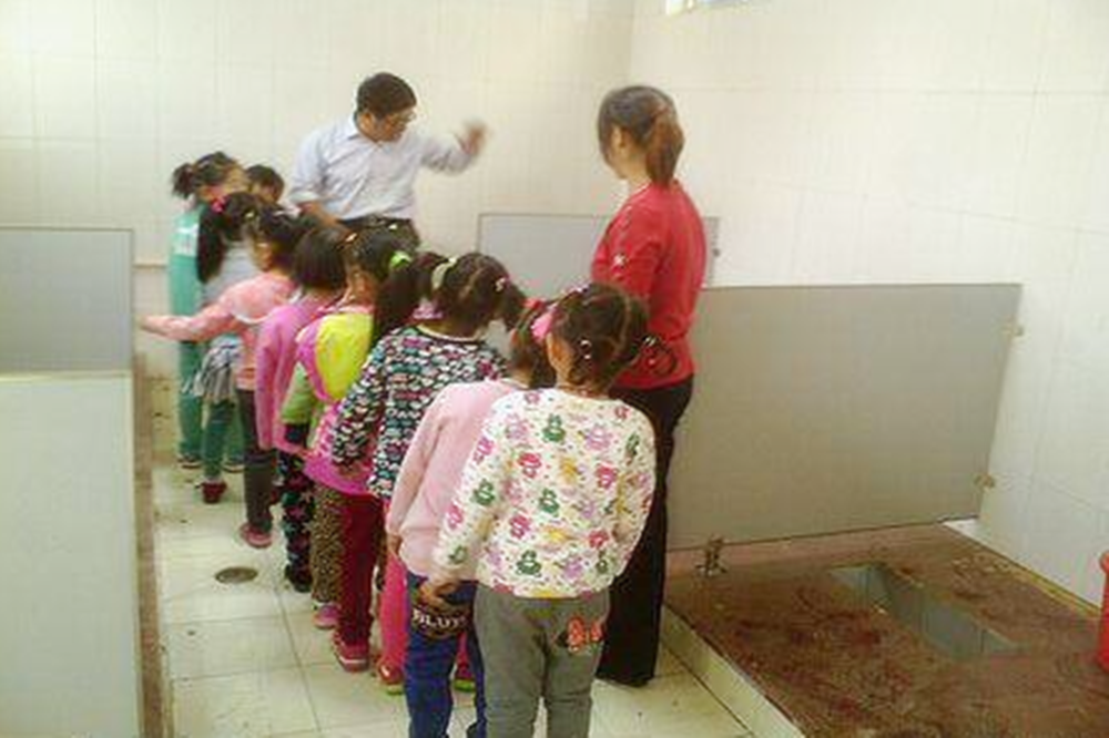 幼儿园老师发"男女同厕"照片惹争议,家长分为两派,你站哪边?