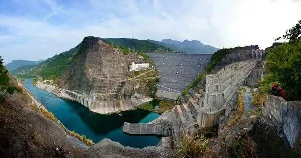 清江水布垭风景区旅游资源得天独厚,地形气候立体多样,自然风光雄奇