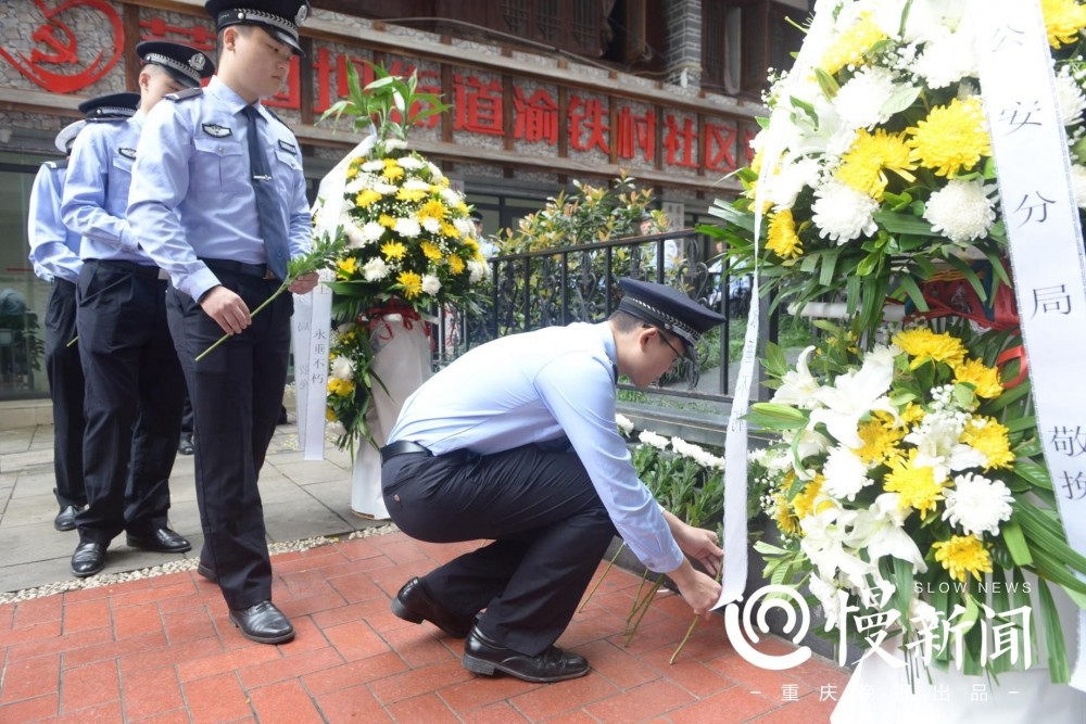 渝中公安的民警都会前往张国富烈士纪念碑前敬献花圈,并举行"缅怀革命