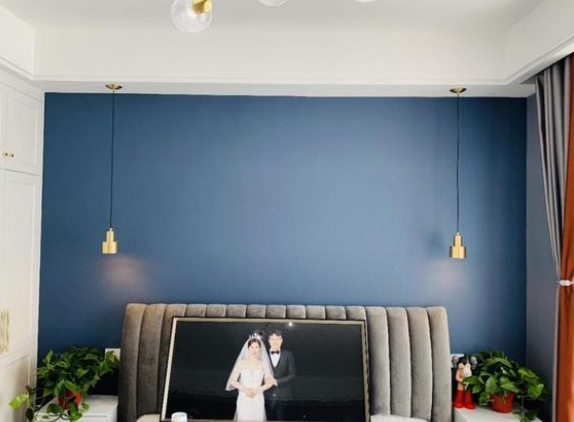 主卧室床头背景墙刷了蓝色乳胶漆,非常的好看,婚纱照还没挂上,先暂时