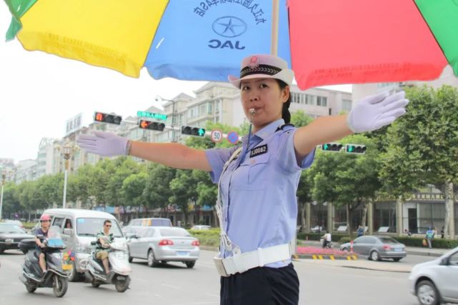 【警营之星】潘凤玲:红绿灯下的坚守…_腾讯网