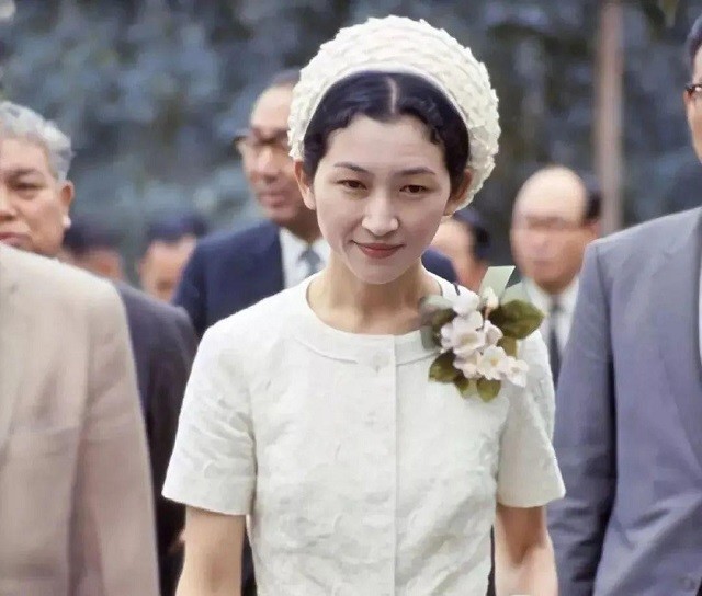 日本平民皇后美智子,被婆婆折磨41年患上失语症,她对