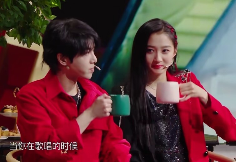 关晓彤和华晨宇组"花童cp",碰杯姿势超甜,晓彤眼神令鹿晗彻夜难眠