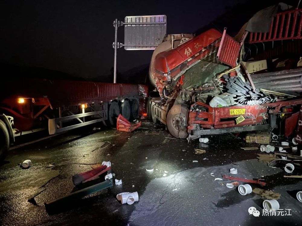 昆磨高速:油罐车与货车相撞 两名人员被困