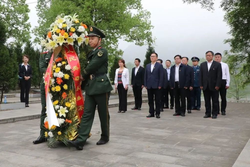 县委书记邓涛带领县领导到宛旦平烈士故居开展学史明理专题研讨