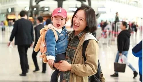 朱丹抱女儿走机场,剪波波头学生气息浓,女儿肉嘟嘟像极了爸爸