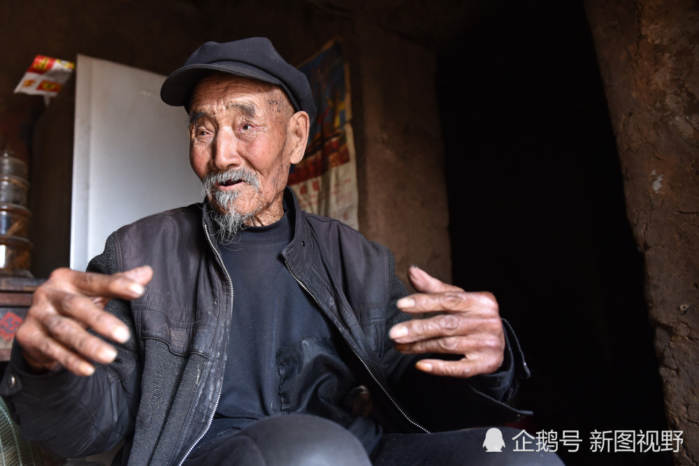 102岁老爷爷,每天3顿白酒,膝下子孙120多人,还经常上街遛弯_腾讯新闻