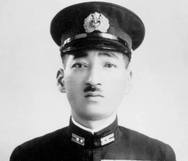 而日本海军的愚蠢参谋中就包括大西泷治郎,此人长期担任参谋职位,最高