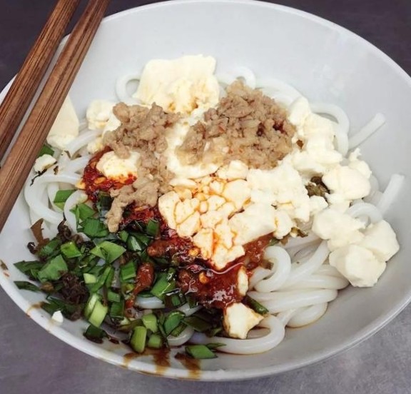 夏天让云南昆明人难以忘怀的小吃——昆明豆花米线
