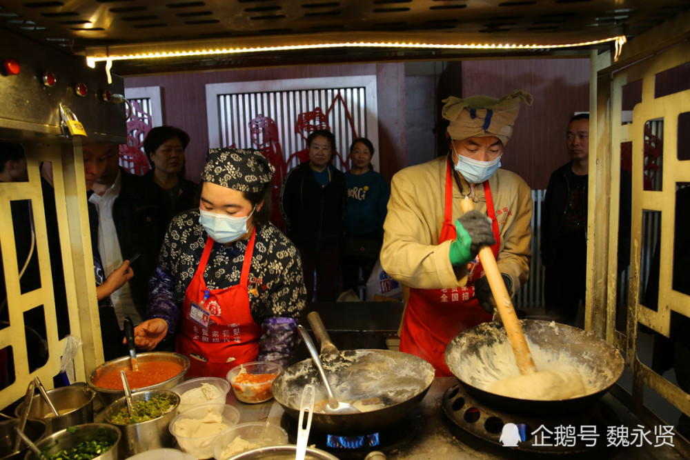 90后小伙"砸"锅做搅团,动作夸张人气旺,一晚砸破三五个锅