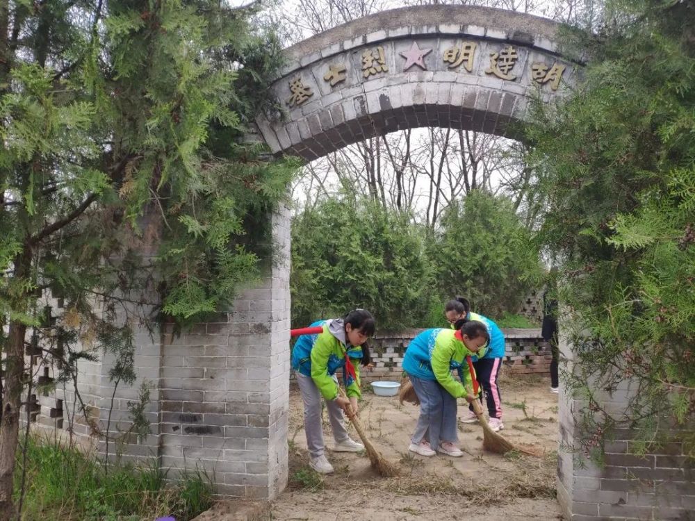 北关小学组织师生赴胡达明烈士陵园开展清明祭扫