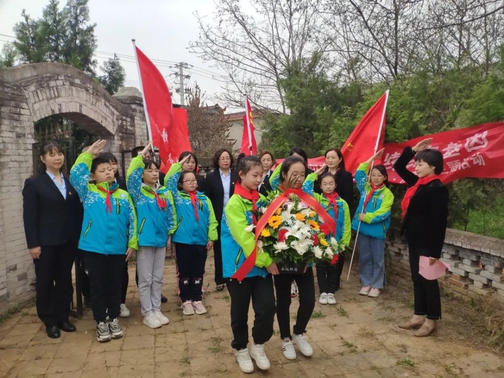 北关小学组织师生赴胡达明烈士陵园开展清明祭扫