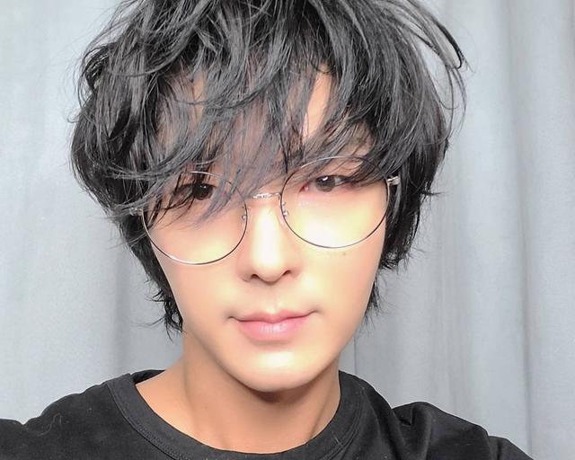 李准基近日在个人instagram上传多张照片,看得出来最近欧巴头发留长不