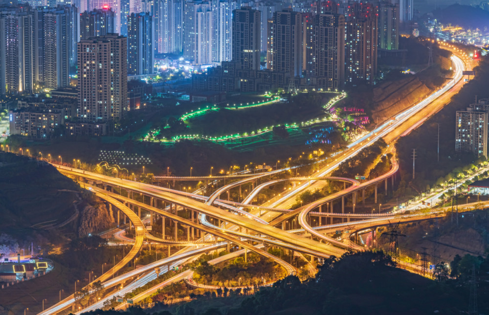 除此之外,这里还有一个更大惊喜就是可以俯瞰完整的盘龙立交,夜幕下