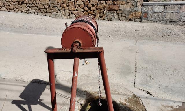 看图:在烟台蓬莱的小山村里,偶遇一架还能汲水的辘轳