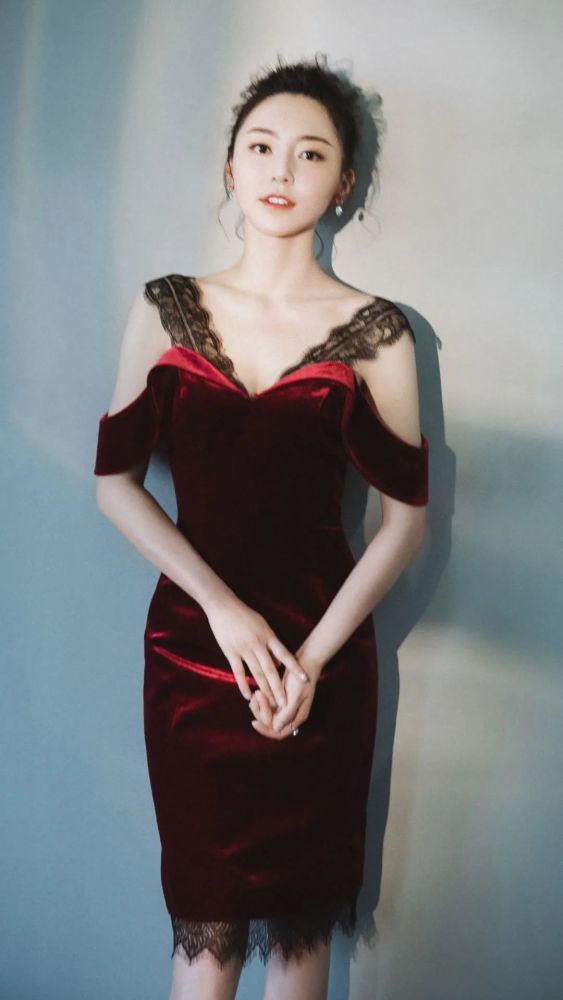 【明星】女神黄梦莹性感写真合集