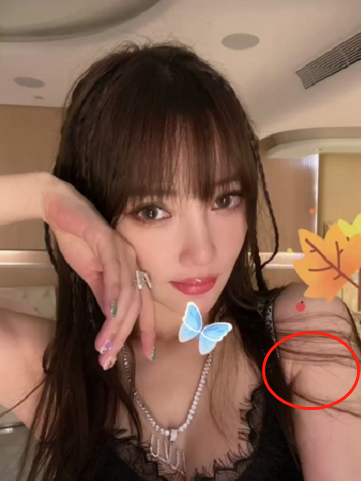 照片里,李小璐穿着蕾丝吊带,脖子间还戴有刻着自己名字拼音的水晶