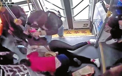 女孩车厢内突然晕倒 暖!车长直接开车进医院
