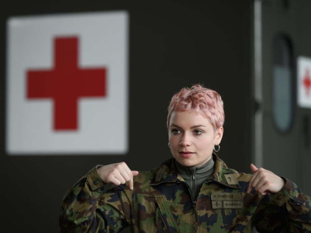 女兵终于不用穿男式内衣了!为鼓励女性参军,瑞士改了几十年的老规矩