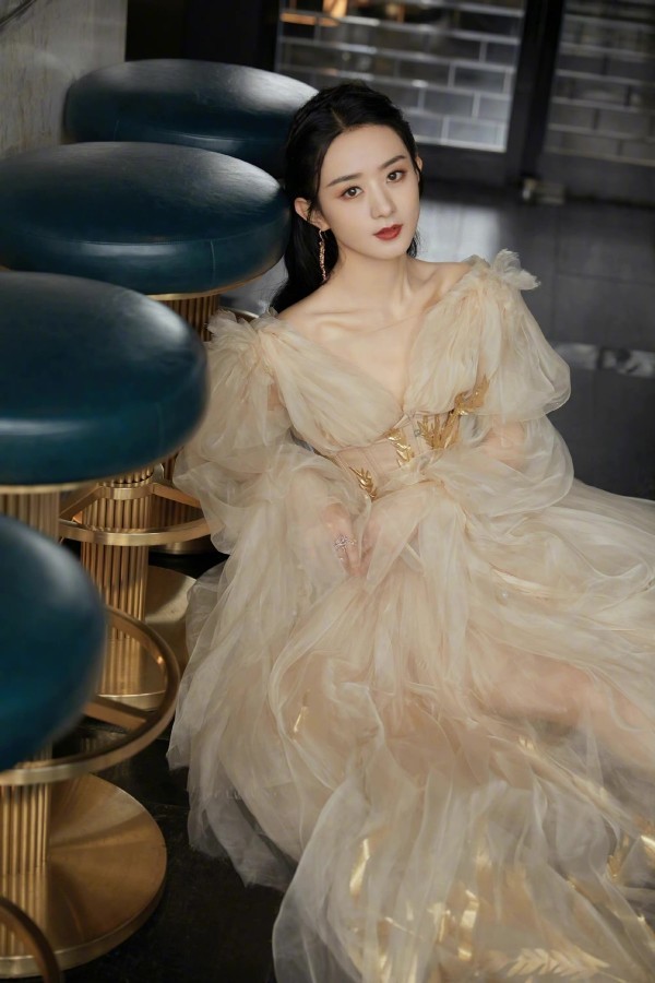 赵丽颖活动礼服,很仙很梦幻,网友直夸:人美心更美,形象气质不输她人
