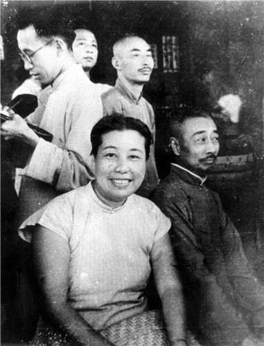 直到1936年,鲁迅去世,为了慰藉丧子之痛的母亲,周建人带着王蕴如和三