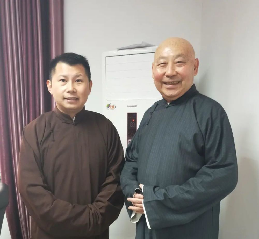 何云伟祭拜侯耀文,师爷直接变三叔,彻底不认师傅郭德纲?