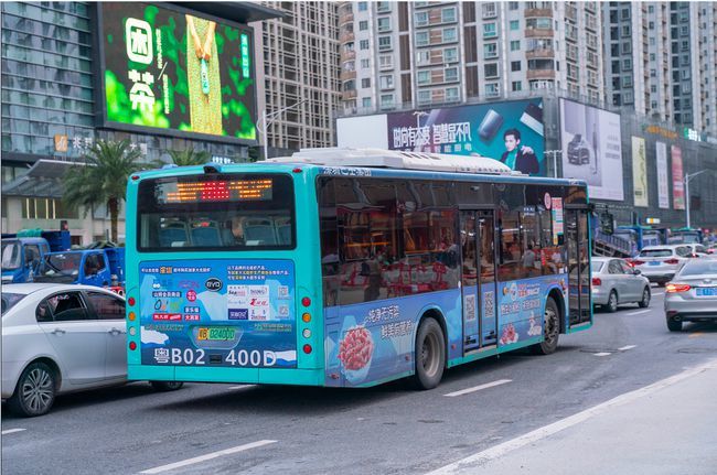 深圳晴空万里的天空下行驶的公交车