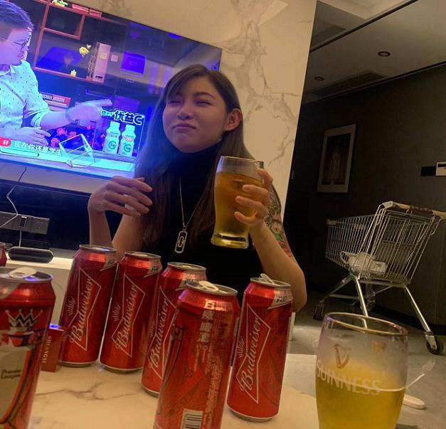 "机车女神"还是女酒神?痞幼ktv喝酒照曝光,醉态明显,眼睛迷离