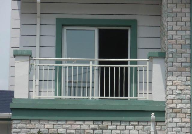 不锈钢护栏:不锈钢的阳台护栏样式比较单调,可用的色彩又很少