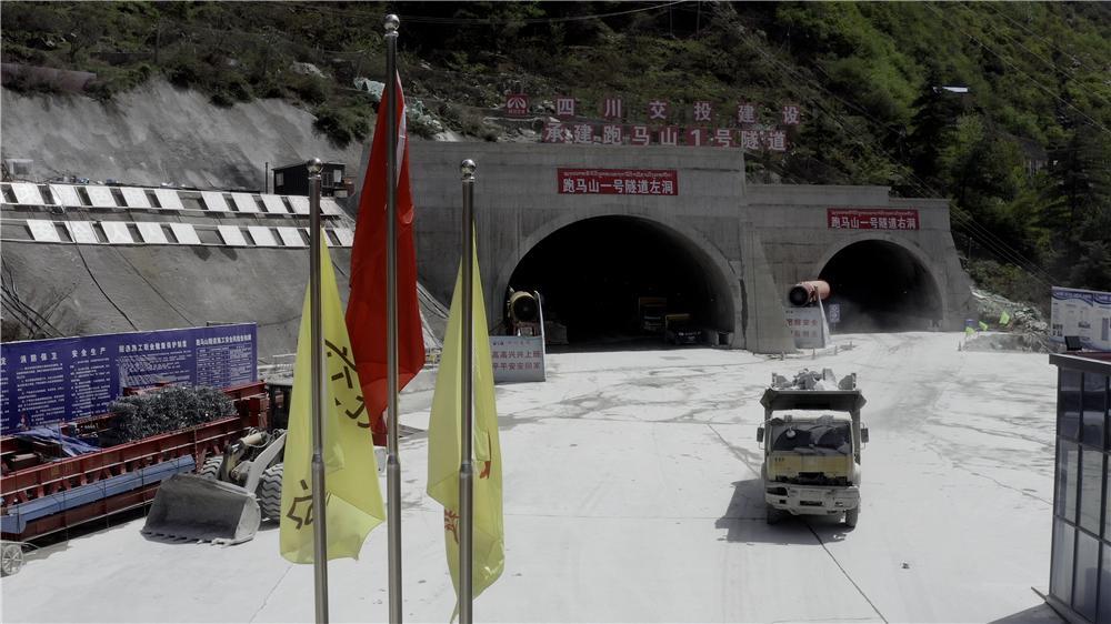 据了解,2023年雅叶高速康定过境段建成后,将连接在建的折多山隧道