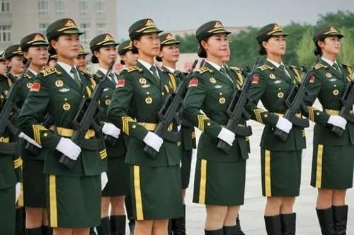 每年都有大批女兵入伍,为何不见她们退役?其实女兵"另