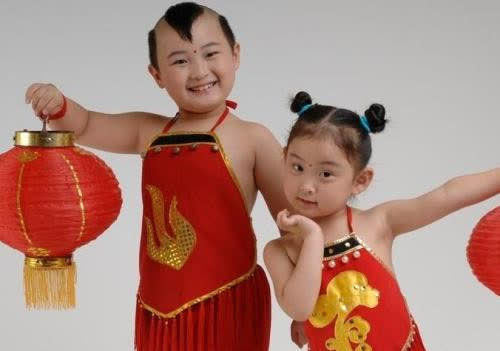 当年在春晚走红的"年画娃娃"邓鸣贺已走5年,唯一妹妹现怎样了