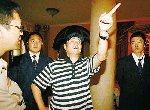 赵本山保镖与李宝敏因停车发生冲突,两人互较高下,赵本山出面才解决