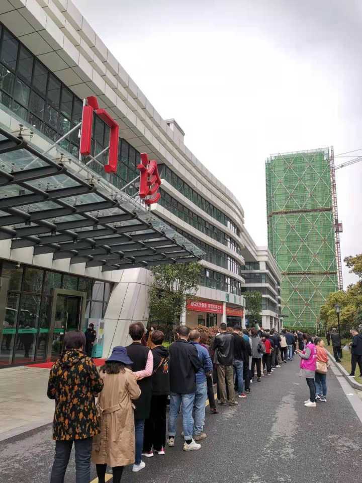 你以为的新冠疫苗接种现场和杭州滨江区的现场:接种的