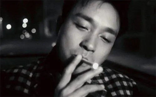 不是每个人抽烟都有哥哥这么帅,那么忧郁让人心疼