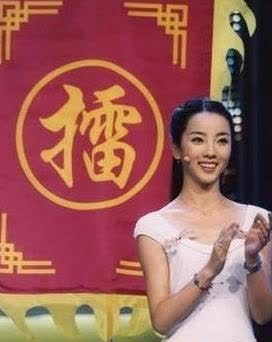 央视主持李思思隐婚多年,丈夫是我们熟悉的他,两个儿子生活幸福