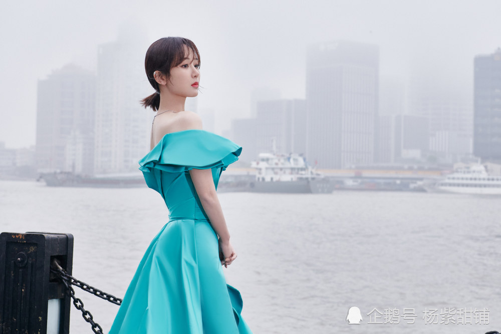 杨紫获得时尚芭莎年度人气icons荣誉