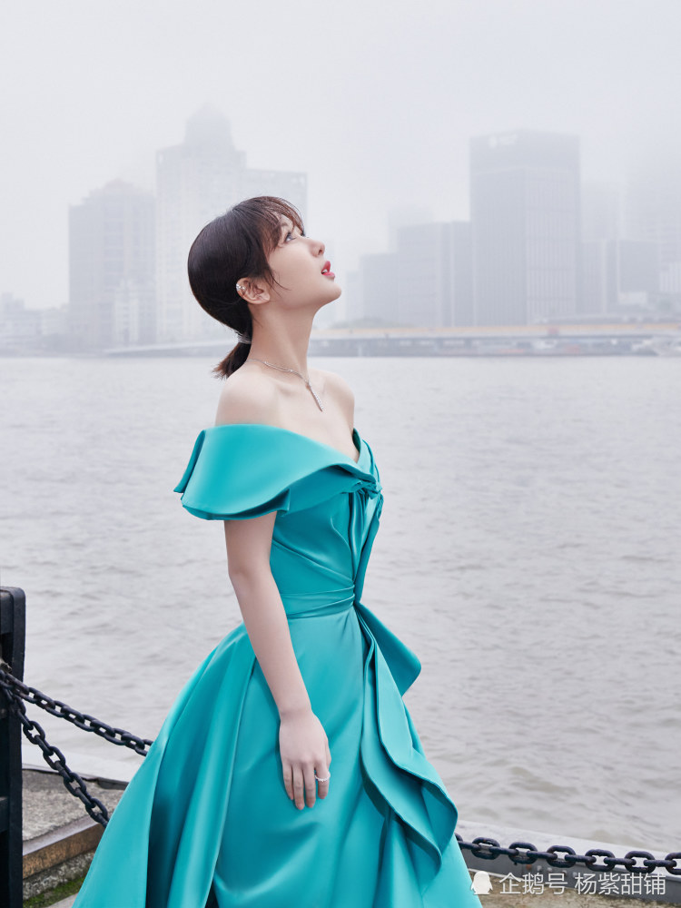 杨紫获得时尚芭莎年度人气icons荣誉