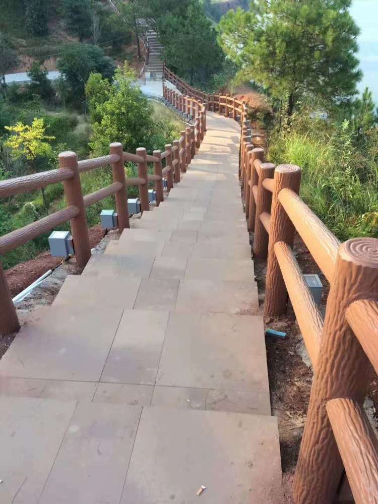 道路护栏制作厂家:水泥仿木栏杆适用范围,混凝土仿木围栏户外装饰效果